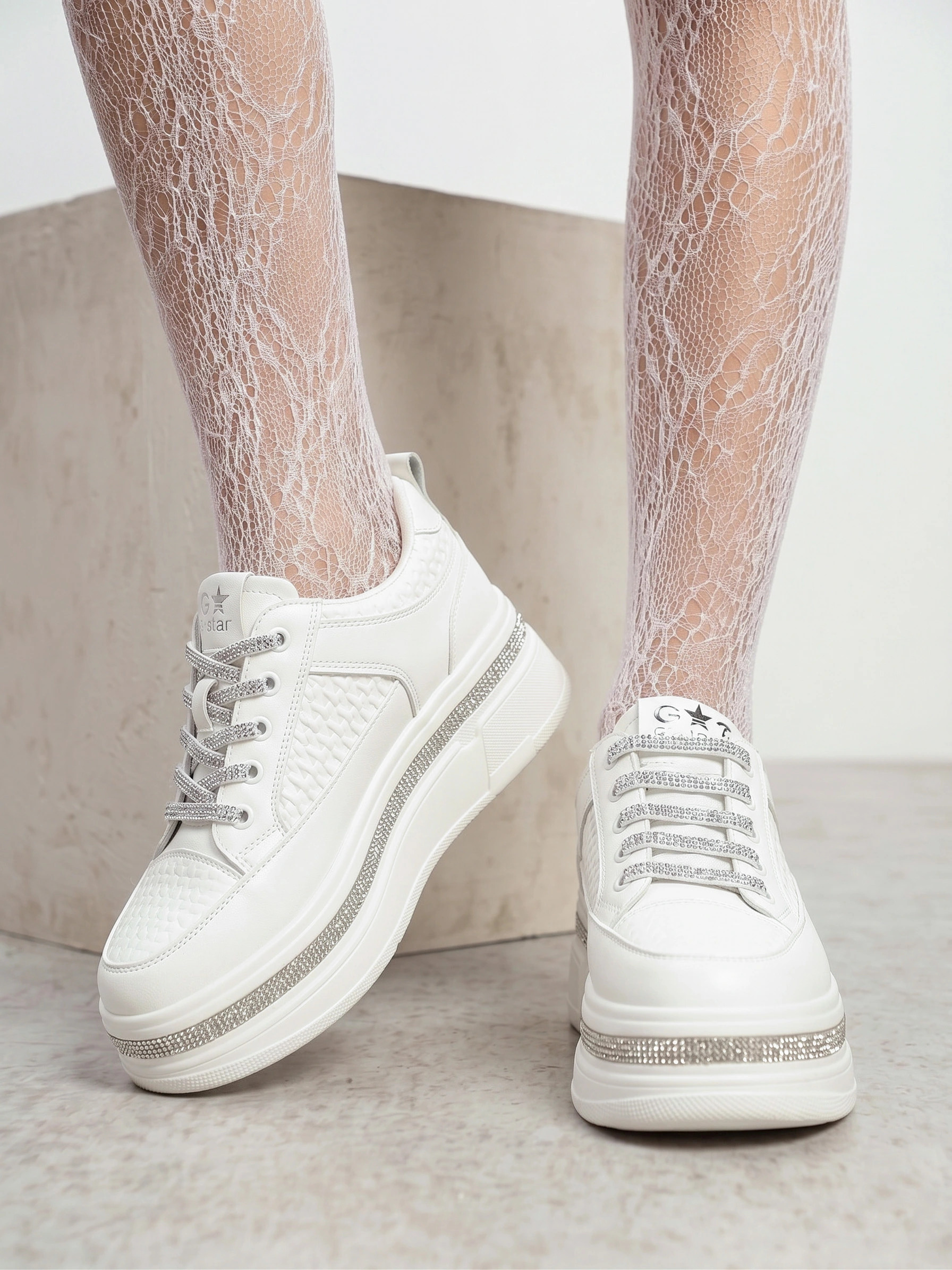 Кеды белого цвета со стразами на высокой платформе